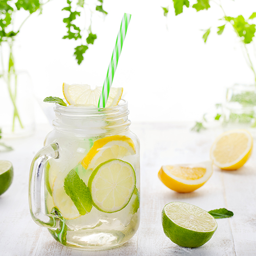 Pot de verre empli de citronnade